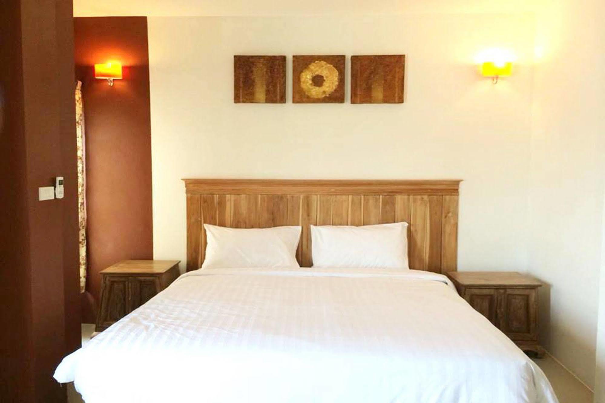 Yellow Tique Hotel Лампанг Экстерьер фото