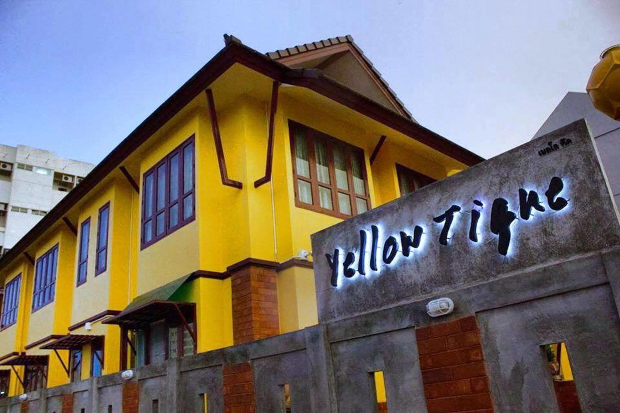 Yellow Tique Hotel Лампанг Экстерьер фото